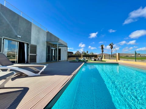 Property building, Patio, Patio, Day, Solarium, Balcony/Terrace, Pool view, Pool view, Swimming pool, Swimming pool, Open Air Bath, sunbed, sunbed