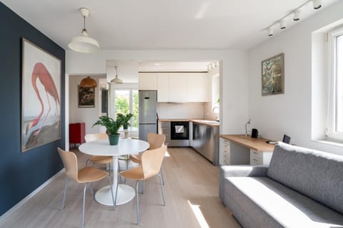 Kitchen or kitchenette, Living room, Seating area, Dining area