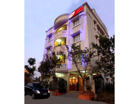 Property building, Facade/entrance, Day, Location, Parking
