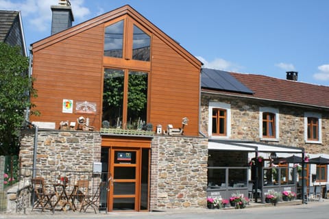 Facade/entrance