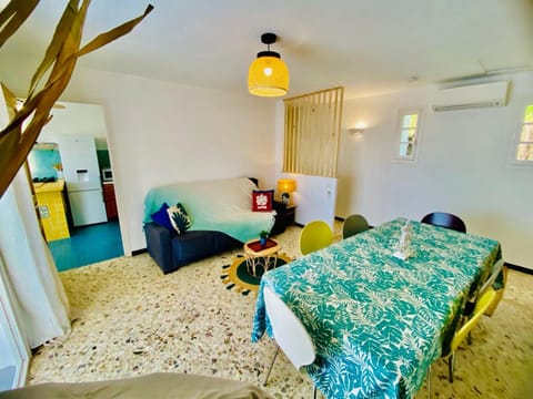 Living room, Seating area, air conditioner