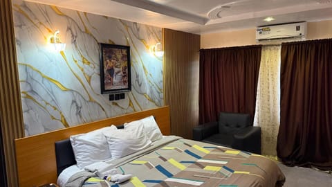 Photo of the whole room, Bedroom