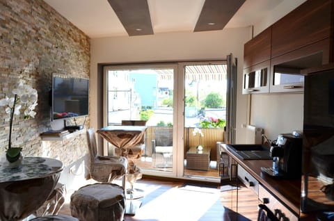 TV and multimedia, Kitchen or kitchenette, Decorative detail, Seating area, Garden view