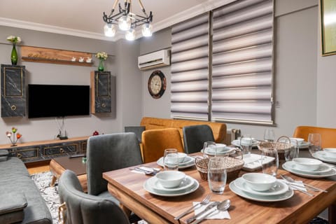 Communal lounge/ TV room, TV and multimedia, Living room, Seating area, Dining area, Evening entertainment