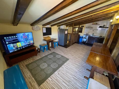 Communal lounge/ TV room, TV and multimedia, Living room, Entertainment, locker, locker, kitchen, kitchen