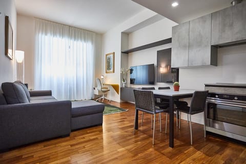 TV and multimedia, Kitchen or kitchenette, Living room, Seating area, Dining area