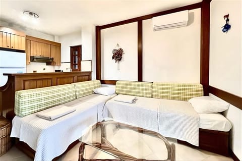 Kitchen or kitchenette, Living room, Seating area