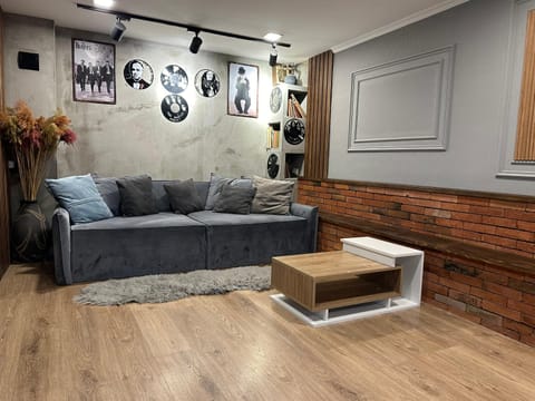 Living room, Guests
