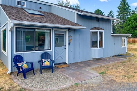 Bend Home with Fire Pit, 4 Mi to High Desert Museum! House in Deschutes River Woods