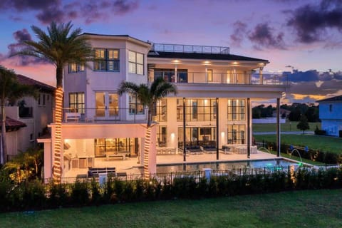 W402J - Eclectic Estate with Location Themed Bedrooms at Reunion House in Four Corners