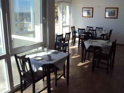 Restaurant/places to eat, Communal lounge/ TV room, Food and drinks, Breakfast