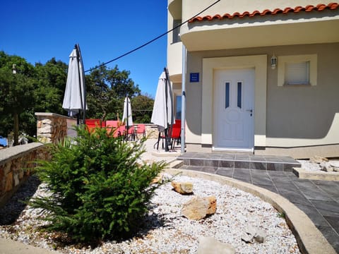 Property building, Facade/entrance, Balcony/Terrace