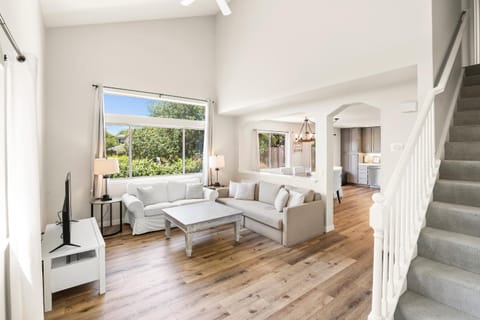 Outdoor Fire-pit, Jacuzzi & BBQ w/ Vineyard Views! House in Windsor