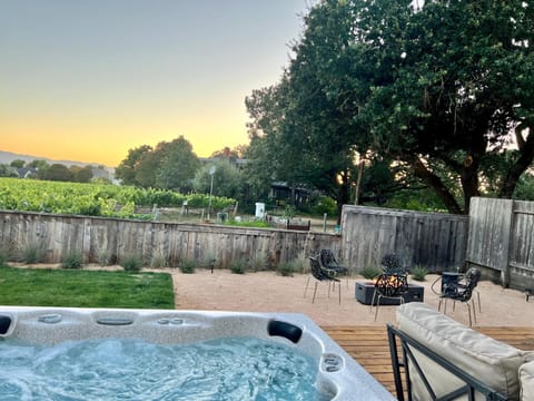 Outdoor Fire-pit, Jacuzzi & BBQ w/ Vineyard Views! House in Windsor