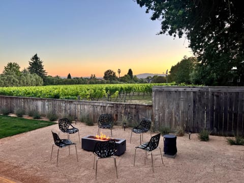 Outdoor Fire-pit, Jacuzzi & BBQ w/ Vineyard Views! House in Windsor