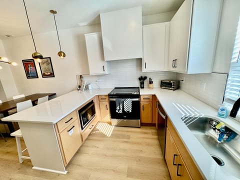 Near Broadway & Opry 3BR Game Room Sleeps 10 House in Cloverhill