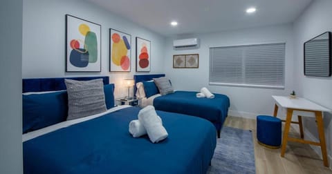 Bed, TV and multimedia, Living room, Photo of the whole room, Seating area, Bedroom, towels, air conditioner