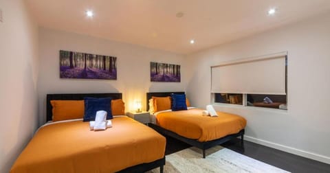 Bed, Living room, Photo of the whole room, Seating area, Bedroom