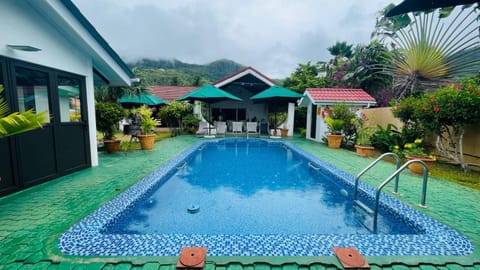 Garden view, Swimming pool, sunbed