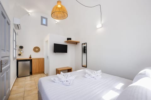 Bed, TV and multimedia, Bedroom, towels, air conditioner