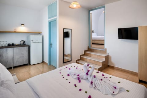 Bed, TV and multimedia, Kitchen or kitchenette, Bedroom