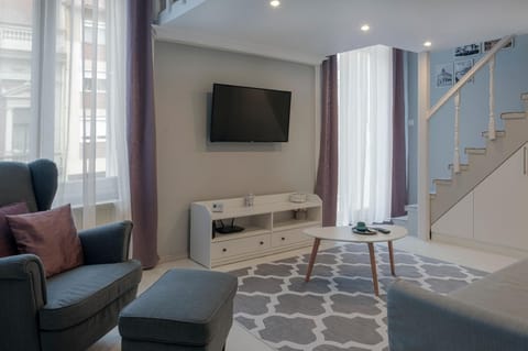 Communal lounge/ TV room, TV and multimedia, Living room