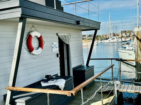 Hausboot Sundowner - Huus & Meer Docked boat in Großenbrode