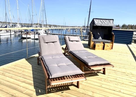 Hausboot LUMME - Huus & Meer Docked boat in Großenbrode