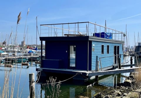 Hausboot LUMME - Huus & Meer Docked boat in Großenbrode