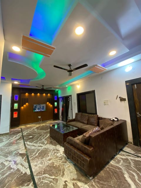 Communal lounge/ TV room, TV and multimedia, Living room, Seating area, Evening entertainment