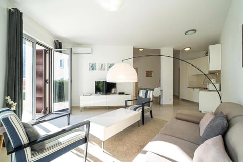 TV and multimedia, Seating area, air conditioner