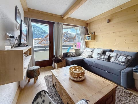 Communal lounge/ TV room, Skiing, Living room, Seating area