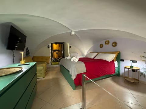 Bed, TV and multimedia, Photo of the whole room, Bedroom, towels