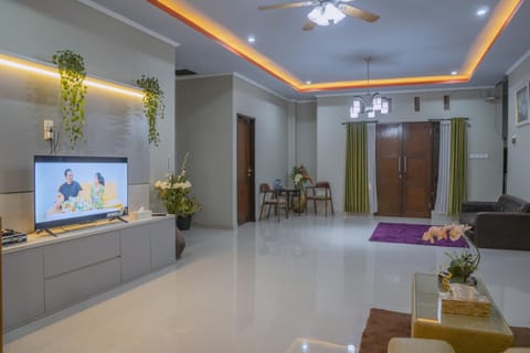 Communal lounge/ TV room, TV and multimedia, Living room, Seating area, Evening entertainment