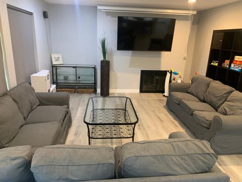 Family 4BR Home 15 min to Disneyland & Beach House in Tustin