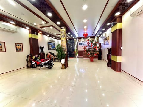 Property building, Communal lounge/ TV room, Lobby or reception, concierge