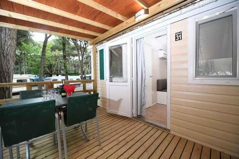 Property building, Summer, Balcony/Terrace