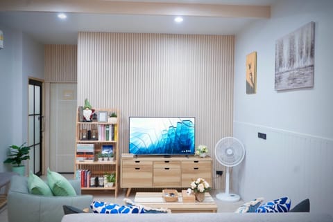 Communal lounge/ TV room, TV and multimedia, Living room, Seating area