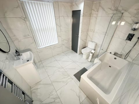 Shower, Toilet, Bathroom, Bath, towels