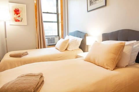 Bed, Bedroom, towels, towels