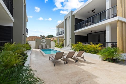 Property building, Garden, Swimming pool, sunbed