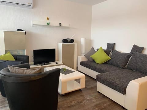 TV and multimedia, Living room, Seating area, Evening entertainment, air conditioner
