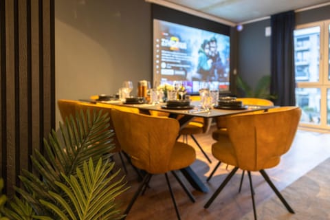 TV and multimedia, Living room, Food and drinks, Seating area, Dining area, Drinks