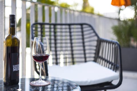 Patio, Day, Food and drinks, Dining area, Drinks