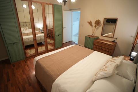 Bed, TV and multimedia, Bedroom