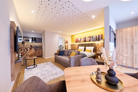 TV and multimedia, Living room, Seating area, Bedroom
