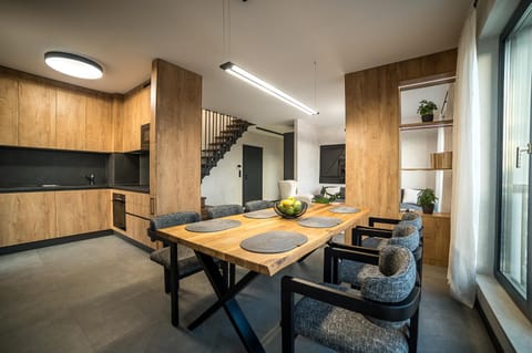 Kitchen or kitchenette, Living room, Seating area, Dining area