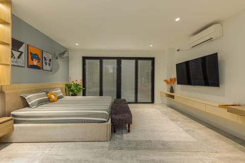 Bed, TV and multimedia, Photo of the whole room, Seating area, Bedroom, air conditioner