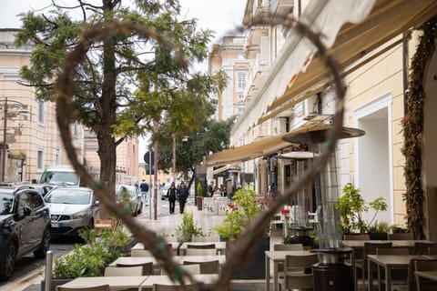 Property building, Restaurant/places to eat, Neighbourhood, Location