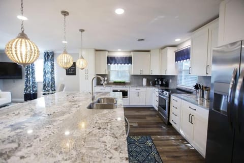 5 KING BEDS, 1Q 1Full P/O NEWLY REMODELED 2800 sq ft House in Knoxville